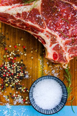 Masada çiğ et, baharat ve biberiye, biftek malzemeleri. Biber ve kaba tuz.