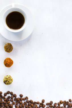 Kahve espresso ve mantar köftesi tabakta, kahve ve tatlı.