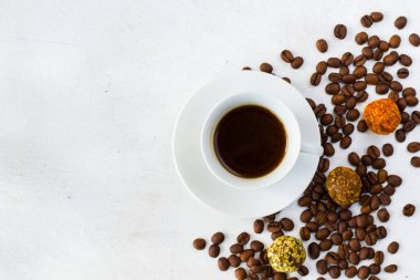 Kahve espresso ve mantar köftesi tabakta, kahve ve tatlı.