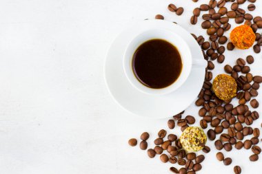 Kahve espresso ve mantar köftesi tabakta, kahve ve tatlı.