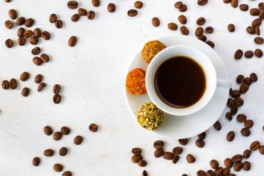 Kahve espresso ve mantar köftesi tabakta, kahve ve tatlı.
