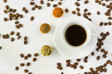 Kahve espresso ve mantar köftesi tabakta, kahve ve tatlı.