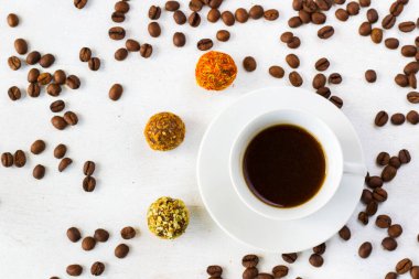Kahve espresso ve mantar köftesi tabakta, kahve ve tatlı.