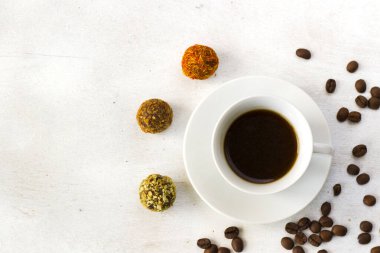 Kahve espresso ve mantar köftesi tabakta, kahve ve tatlı.