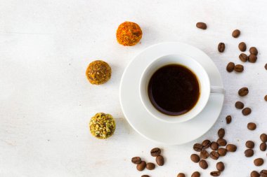 Kahve espresso ve mantar köftesi tabakta, kahve ve tatlı.