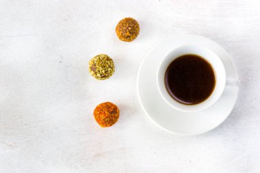 Kahve espresso ve mantar köftesi tabakta, kahve ve tatlı.