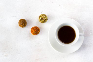 Kahve espresso ve mantar köftesi tabakta, kahve ve tatlı.