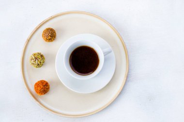Kahve espresso ve mantar köftesi tabakta, kahve ve tatlı.