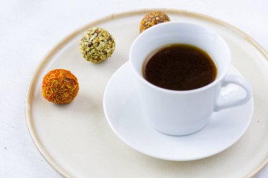 Kahve espresso ve mantar köftesi tabakta, kahve ve tatlı.