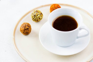 Kahve espresso ve mantar köftesi tabakta, kahve ve tatlı.