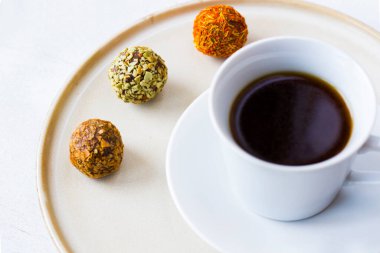 Kahve espresso ve mantar köftesi tabakta, kahve ve tatlı.