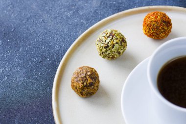 Kahve espresso ve mantar köftesi tabakta, kahve ve tatlı.