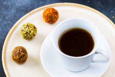 Kahve espresso ve mantar köftesi tabakta, kahve ve tatlı.