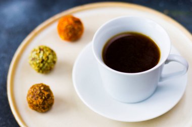 Kahve espresso ve mantar köftesi tabakta, kahve ve tatlı.