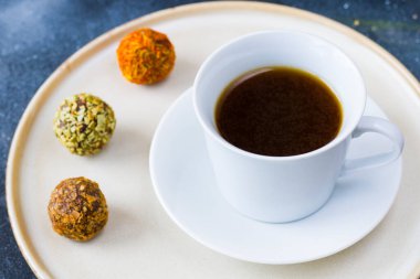 Kahve espresso ve mantar köftesi tabakta, kahve ve tatlı.