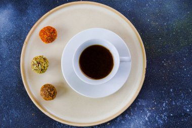 Kahve espresso ve mantar köftesi tabakta, kahve ve tatlı.