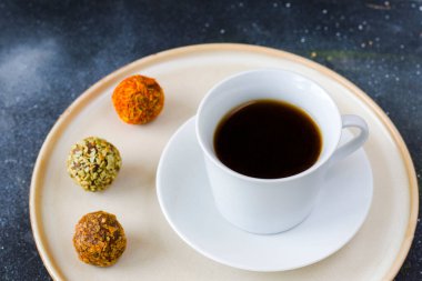 Kahve espresso ve mantar köftesi tabakta, kahve ve tatlı.