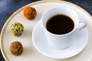 Kahve espresso ve mantar köftesi tabakta, kahve ve tatlı.