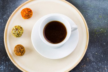 Kahve espresso ve mantar köftesi tabakta, kahve ve tatlı.