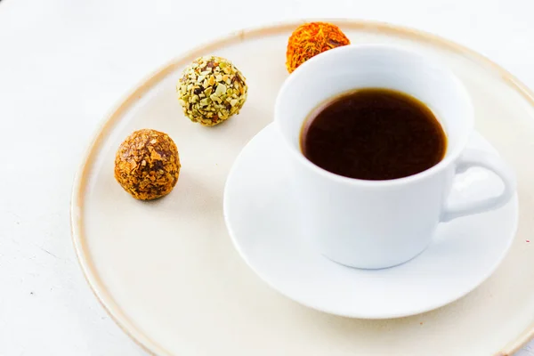 Kaffee Espresso Und Trüffelkugeln Auf Dem Teller Kaffee Und Dessert — Stockfoto