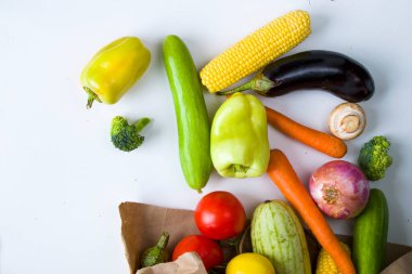 Renkli sebzeler, malzemeler ve beyaz arka planda çiğ ve organik vejetaryen yiyecekler.