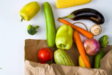 Renkli sebzeler, malzemeler ve beyaz arka planda çiğ ve organik vejetaryen yiyecekler.