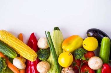 Renkli sebzeler, malzemeler ve çiğ ve organik vejetaryen yiyecekler.