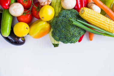 Renkli sebzeler, malzemeler ve çiğ ve organik vejetaryen yiyecekler.