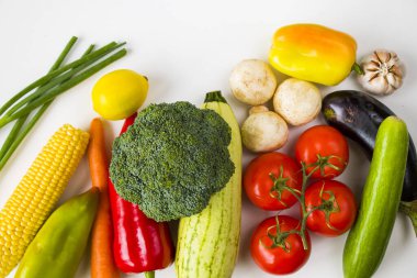 Renkli sebzeler, malzemeler ve çiğ ve organik vejetaryen yiyecekler.