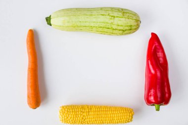 Beyaz arkaplanda sebzeler, yüksek açı görünümü