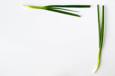 Beyaz arkaplanda yeşil soğan