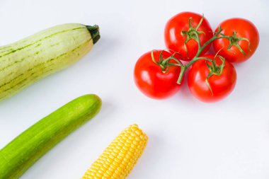 Beyaz arkaplanda sebzeler, yüksek açı görünümü
