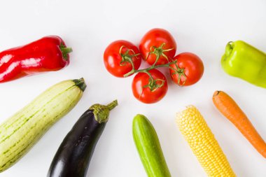Beyaz arkaplanda sebzeler, yüksek açı görünümü