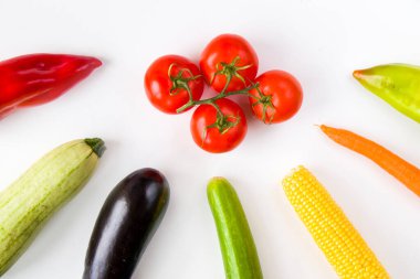 Beyaz arkaplanda sebzeler, yüksek açı görünümü