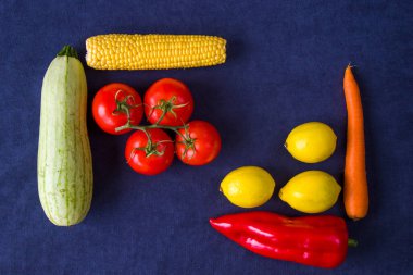 Mavi arka planda sebzeler, yüksek açı görünümü