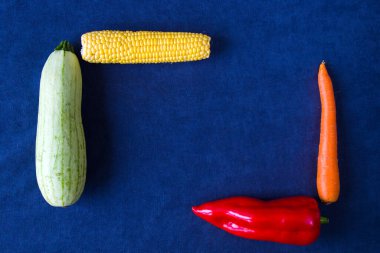 Mavi arka planda sebzeler, yüksek açı görünümü