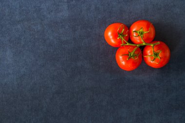 Kırmızı dört domates mavi arka planda, sebze
