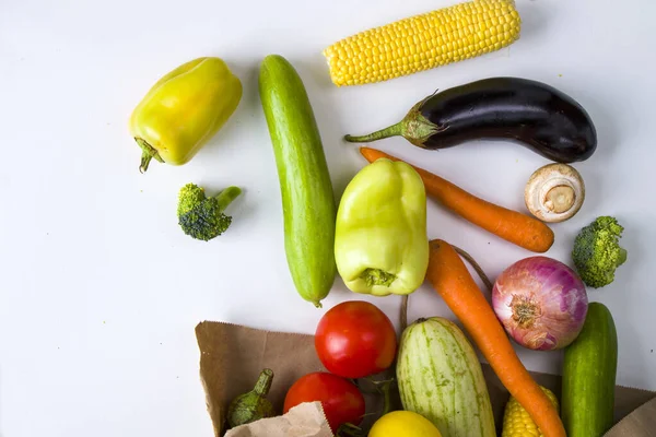 Renkli sebzeler, malzemeler ve beyaz arka planda çiğ ve organik vejetaryen yiyecekler.