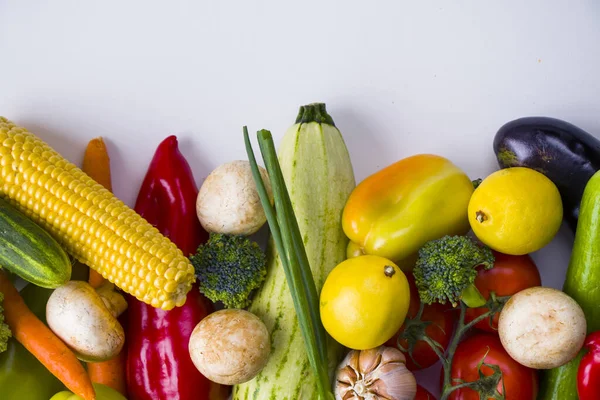 Renkli sebzeler, malzemeler ve çiğ ve organik vejetaryen yiyecekler.