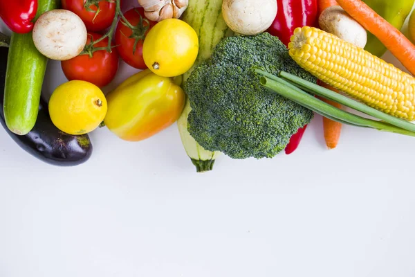 Renkli sebzeler, malzemeler ve çiğ ve organik vejetaryen yiyecekler.