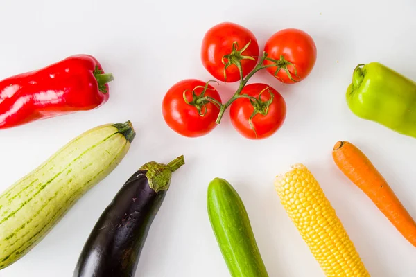 Beyaz arkaplanda sebzeler, yüksek açı görünümü