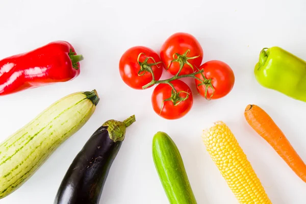 Beyaz arkaplanda sebzeler, yüksek açı görünümü