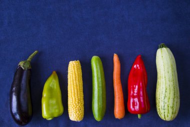 Mavi arka planda sebzeler, yüksek açı görünümü