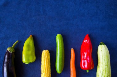 Mavi arka planda sebzeler, yüksek açı görünümü