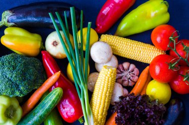 Renkli sebzeler, malzemeler ve çiğ ve organik vejetaryen yiyecekler.