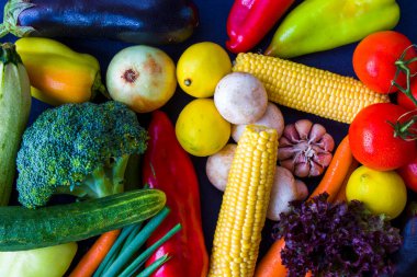 Renkli sebzeler, malzemeler ve çiğ ve organik vejetaryen yiyecekler.