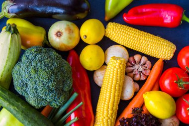 Renkli sebzeler, malzemeler ve çiğ ve organik vejetaryen yiyecekler.