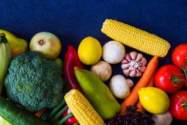 Renkli sebzeler, malzemeler ve çiğ ve organik vejetaryen yiyecekler.