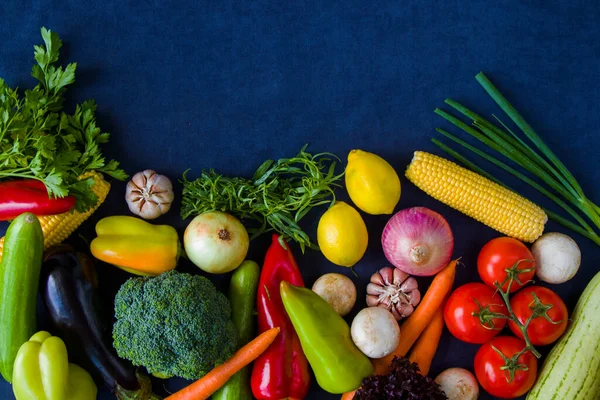 Renkli sebzeler, malzemeler ve çiğ ve organik vejetaryen yiyecekler.