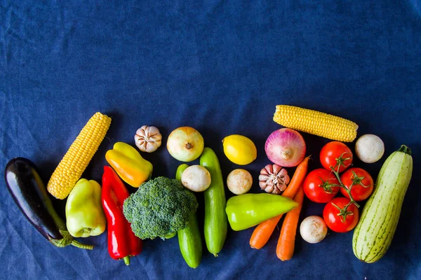 Renkli sebzeler, malzemeler ve çiğ ve organik vejetaryen yiyecekler.